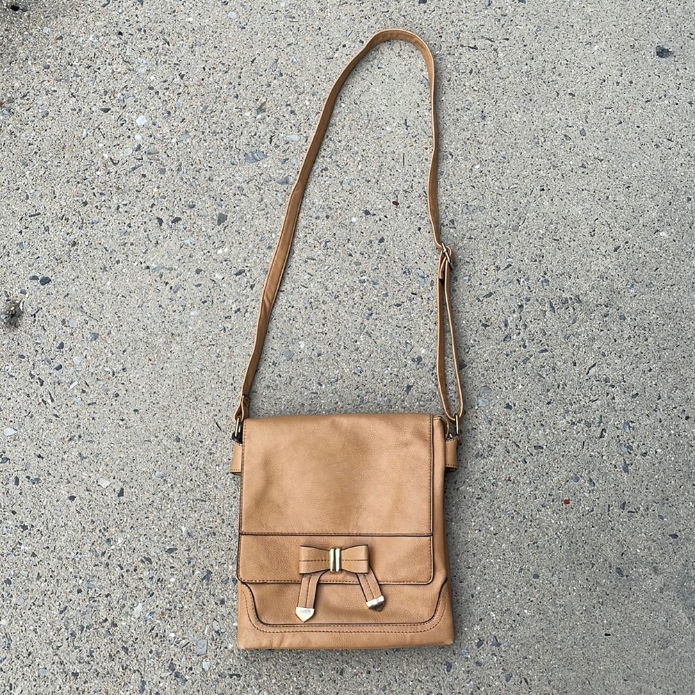 Leather crossbody bag in Camel features 5 pockets and adjustable strap